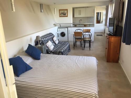 ein Schlafzimmer mit Bett und ein Wohnzimmer in der Unterkunft Magnifique Studio in Sète