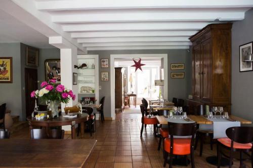 a restaurant with tables and chairs and a star on the ceiling at Les Jardins De La Livrée in Villeneuve-lès-Avignon