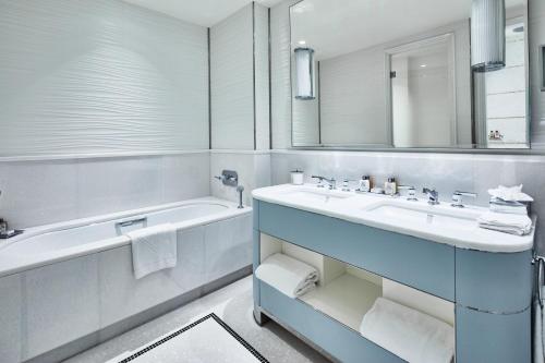 Ванна кімната в Hôtel Martinez, in The Unbound Collection by Hyatt