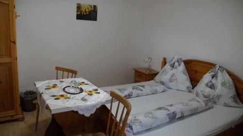 una habitación con una mesa y una cama y una mesa con un plato. en Weinbau und Gästezimmer Pammer, en Mitterarnsdorf