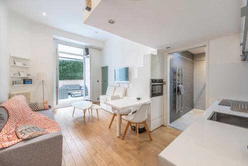 un salon avec un canapé et une table dans l'établissement Grimaldi, à Nice