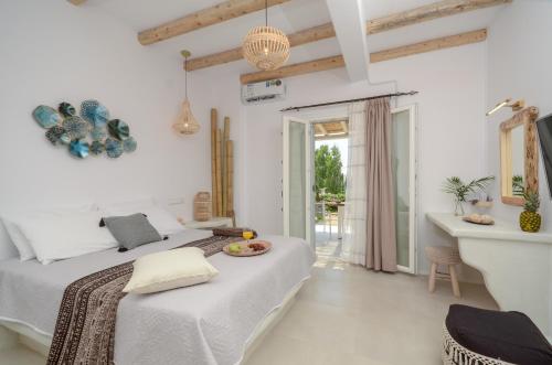 Posteľ alebo postele v izbe v ubytovaní Naxos Nature Suites