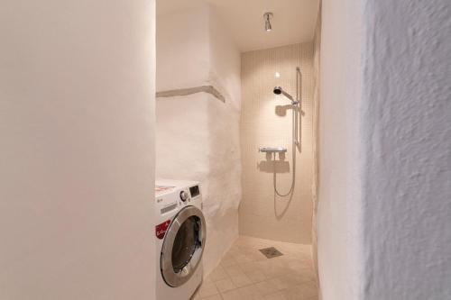 y baño con ducha y lavadora. en Tallinn Housing 2 BDR 2 Bathroom with Sauna at Carl Engel Luxury House, en Tallin
