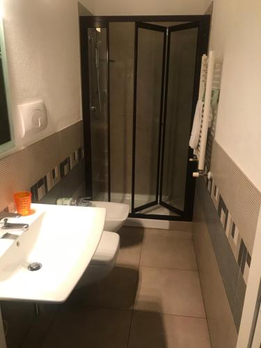 モンデッロにあるb&b Simpatyのバスルーム(トイレ2つ、シンク、シャワー付)