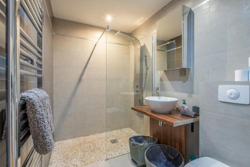 une salle de bain avec un lavabo, des toilettes et une douche dans l'établissement Grimaldi, à Nice