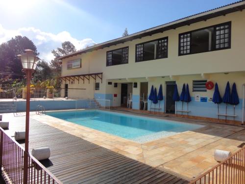 una piscina frente a un edificio en Pousada das Rosas, en Miguel Pereira