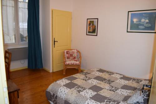 1 dormitorio con cama y puerta amarilla en Séjour provençal en Dieulefit