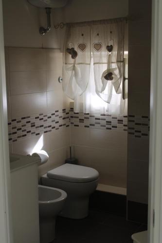 a bathroom with a toilet and a sink at Il viandante in Sulmona