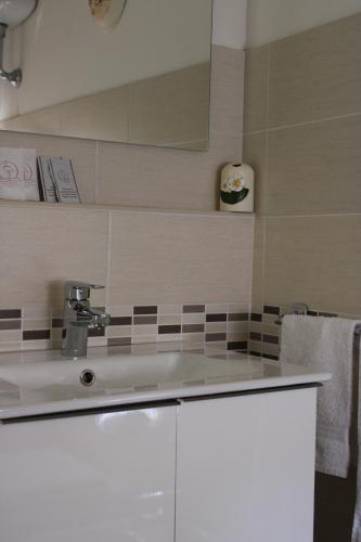 a bathroom with a sink and a mirror at Il viandante in Sulmona