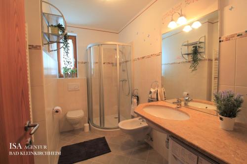A bathroom at Ski-to-door DORFBLICK Diamant Apartment