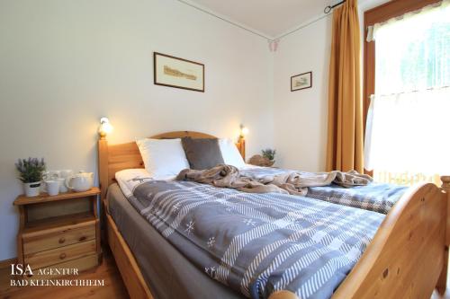 A bed or beds in a room at Ski-to-door DORFBLICK Diamant Apartment