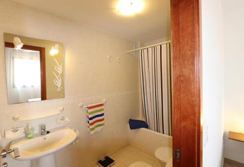 y baño con lavabo, espejo y ducha. en Villa Marina Apartment AB2, en Águilas
