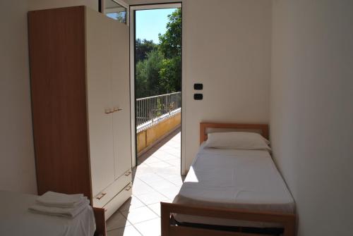 A bed or beds in a room at Appartamenti "Torre del Mito"