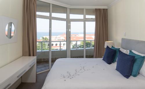 1 dormitorio con 1 cama y vistas al océano en 102 Oyster Rock - by Stay in Umhlanga, en Durban