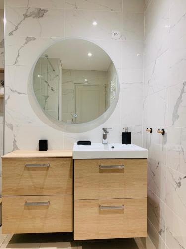 une salle de bain avec un lavabo et un miroir dans l'établissement L'Escale au Coeur du Vieux Port de Marseille, à Marseille