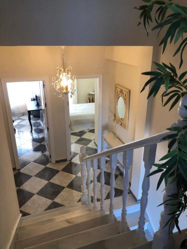 uma escada com um lustre e um quarto em Luxury Oceanfront triplex in Cadiz em Cádis