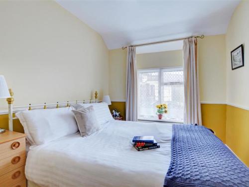 Ένα ή περισσότερα κρεβάτια σε δωμάτιο στο Holiday Home Clappersgate Hill by Interhome