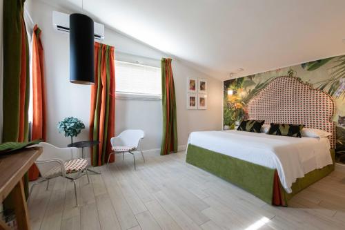 um quarto com uma cama grande num quarto em Welchome Charming House em Caserta