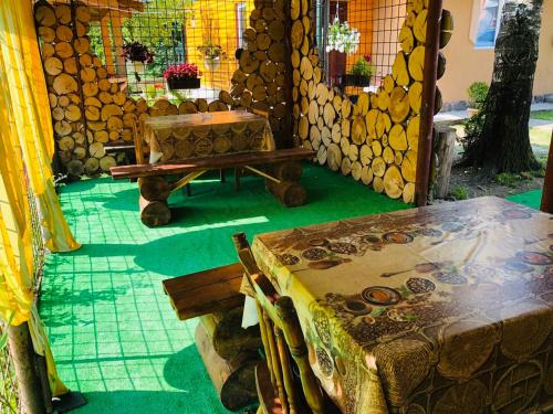 ミザヤリヤにあるСадиба у Брусківのテーブルとベンチが備わる部屋、丸太の壁