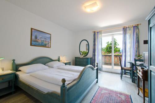 Postel nebo postele na pokoji v ubytování Hotel & Residenz Traubenheim