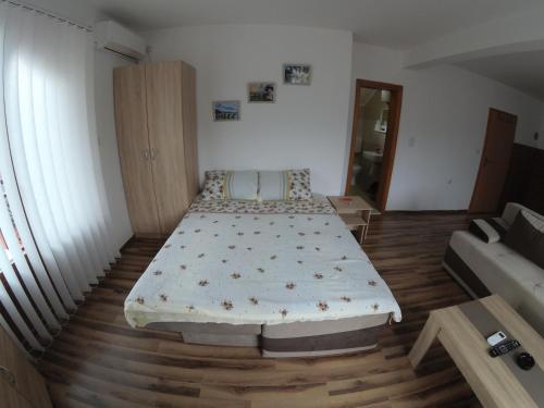 Cama o camas de una habitación en Apartment and rooms Konak