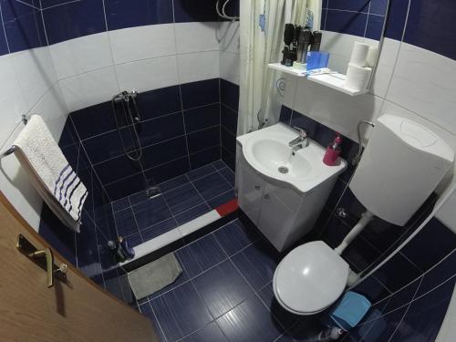 Un baño de Apartment and rooms Konak