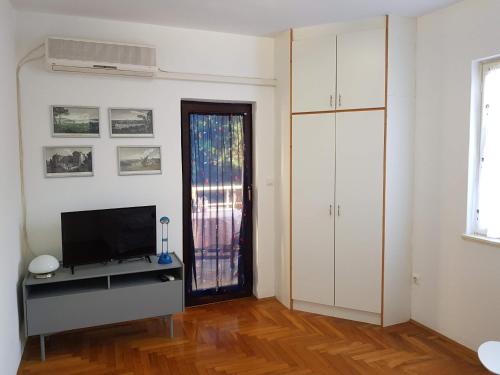 Mare Beachfront Cozy Sea View Apartment
