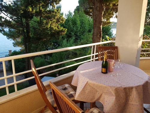 Mare Beachfront Cozy Sea View Apartment