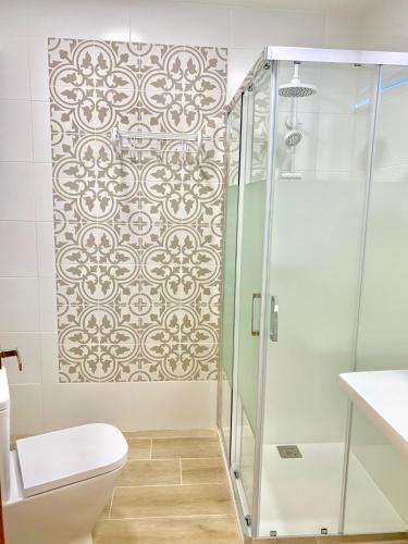 a bathroom with a shower and a toilet at Garnica5 Suites in Torrelavega