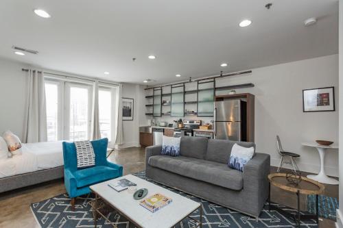 una sala de estar con un sofá y una mesa en Mint House at The Reserve - Nashville, en Nashville