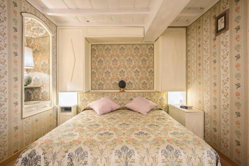 Luxury Suite with Direct Trevi Fountain View Romantic Stay