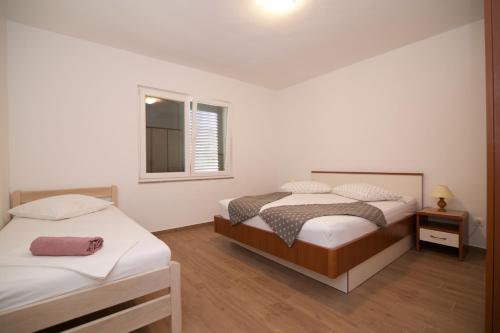 Posteľ alebo postele v izbe v ubytovaní Apartments Fjaka