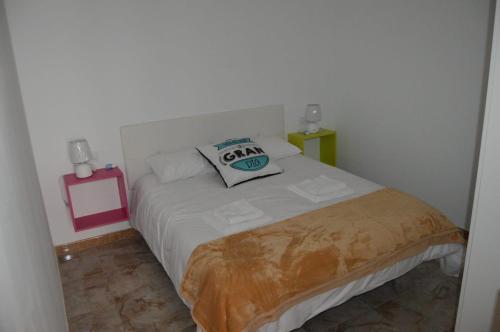 Un dormitorio con una cama con una almohada encima. en Apartamento Agaete beach 4B, en Puerto de las Nieves