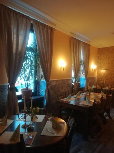 a restaurant with tables and chairs and a window at Hotel Ohm Patt in Boppard