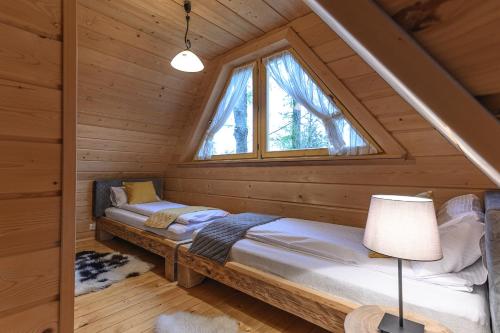 Un pat sau paturi într-o cameră la Regionalny Domek pod Skocznią