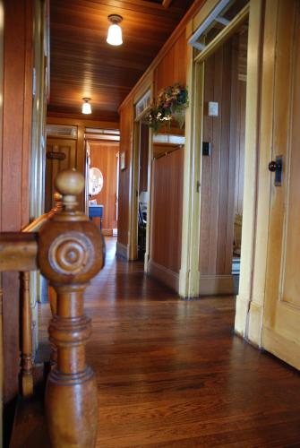 a hallway with wooden floors and wooden walls and a hallway with at Gite de la Baie Hatée in Bic