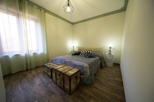瑪爾塔的住宿－APPARTAMENTO DA DAVID，一间卧室配有一张床和一张桌子