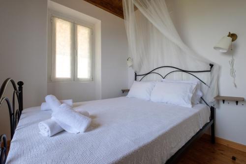 Gambar di galeri bagi Koukoutsa House with Swimming Pool Corfu Sokraki di Sokrákion