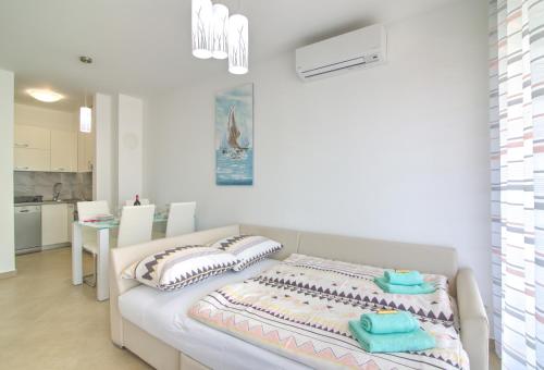 塞尼Apartment Waves-Villa Sunce的客房内的白色床和枕头