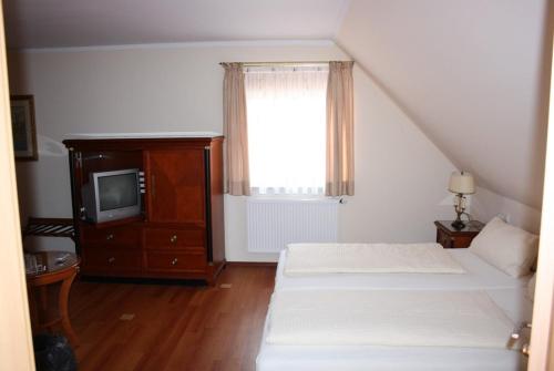 Ein Bett oder Betten in einem Zimmer der Unterkunft Landgasthof Haagen