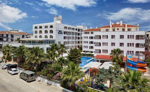 an overhead view of a city with palm trees and buildings at Hotel Billurcu in Ayvalık