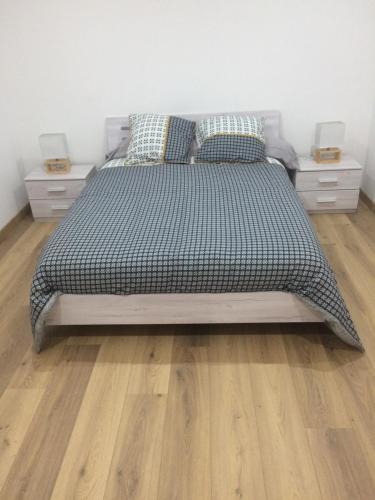 - une chambre avec un lit et 2 tables de chevet dans l'établissement Fresi Gustave, à Levie