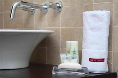 Et badeværelse på Apartamentos en Agua Calma