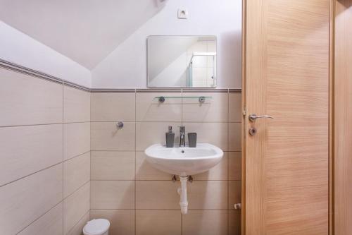 Ένα μπάνιο στο Apartments Roberta