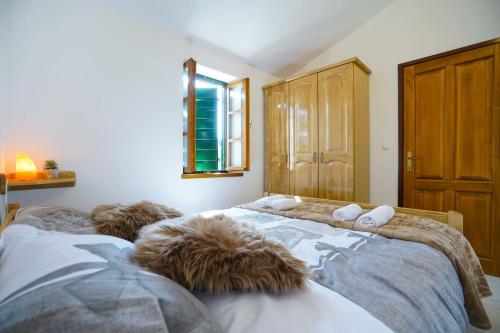 1 dormitorio con 2 camas con almohadas peludas. en Villa Anka, en Posedarje