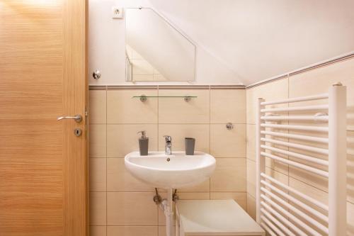 Ένα μπάνιο στο Apartments Roberta