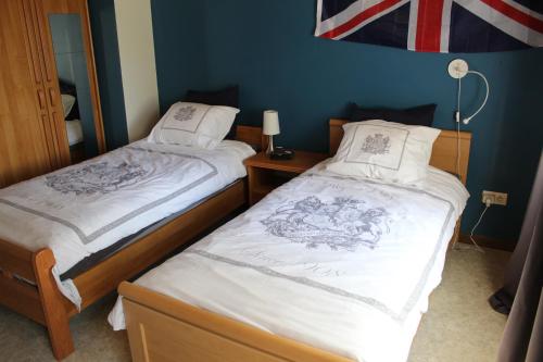 two beds sitting next to each other in a room at CASA Victoria in Kuringen