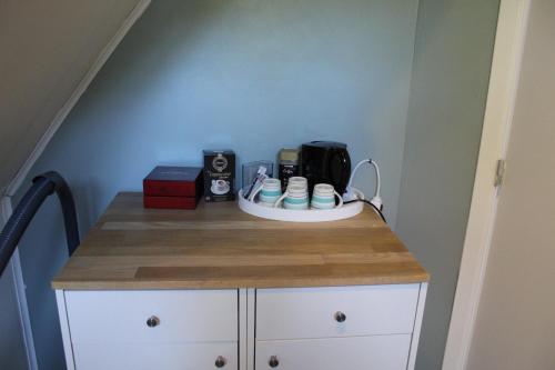 a room with a counter with a coffee maker on it at CASA Victoria in Kuringen