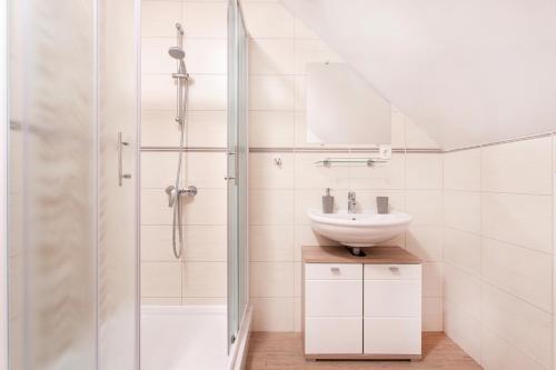 Ένα μπάνιο στο Apartments Roberta
