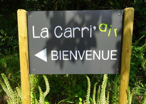 ein Zeichen, das la carril bernvenue liest in der Unterkunft La Carri'air in Pont-Aven
